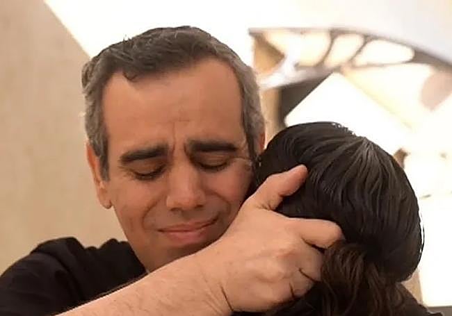 Omri Miran abraza a su esposa.