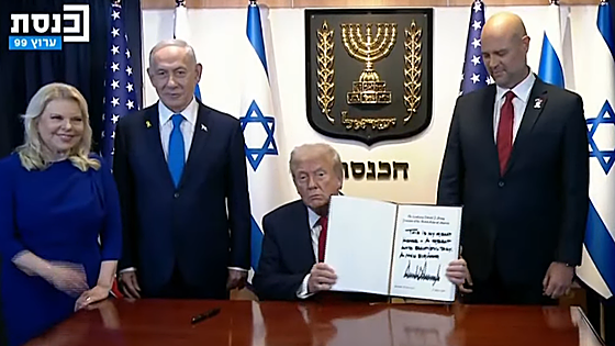 Trump, en el Parlamento israelí para celebrar el acuerdo de paz en Gaza: ¿qué escribió en el libro de honor?
