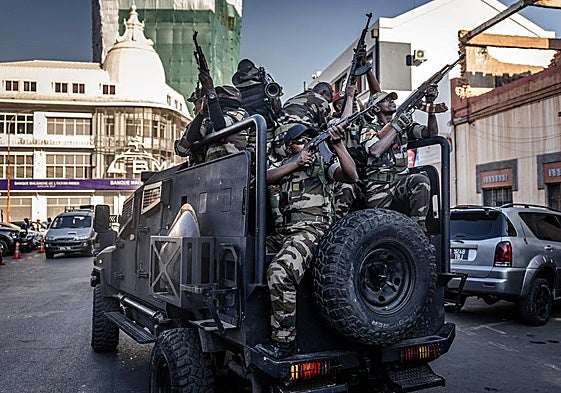 Militares patrullan las calles de Antananarivo, capital de Madagascar.