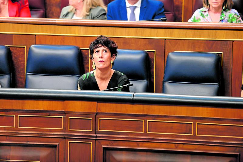 Elma Saiz durante una sesión de control al Gobierno.