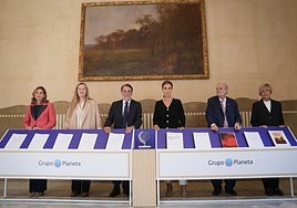 José Creuheras, tercero por la izquierda entre Luz Gabás y Carmen Posadas, junto a otros miembros del jurado.