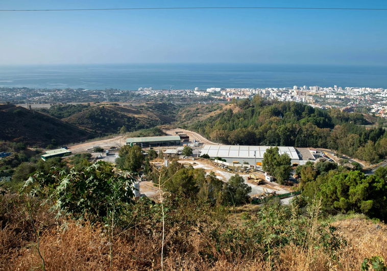 Hallan grave a un hombre de 55 años con signos de violencia entre los escombros en Marbella