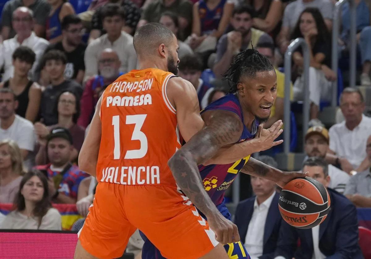 Will Clyburn lucha con Darius Thompson en el Barça-Valencia Basket de Euroliga.