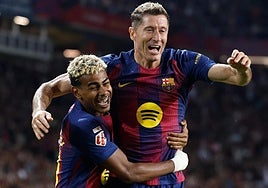 Robert Lewandowski celebra un gol con Lamine Yamal.