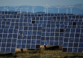 Parque fotovoltaico y aerogeneradores en un parque renovable en Navarra