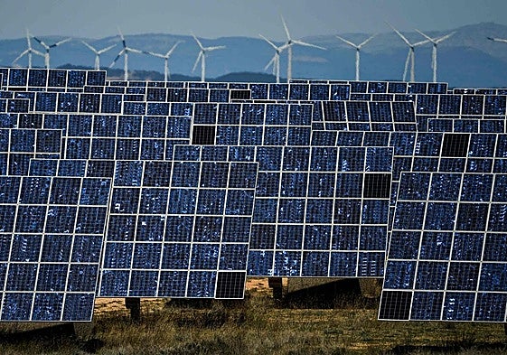 Parque fotovoltaico y aerogeneradores en un parque renovable en Navarra