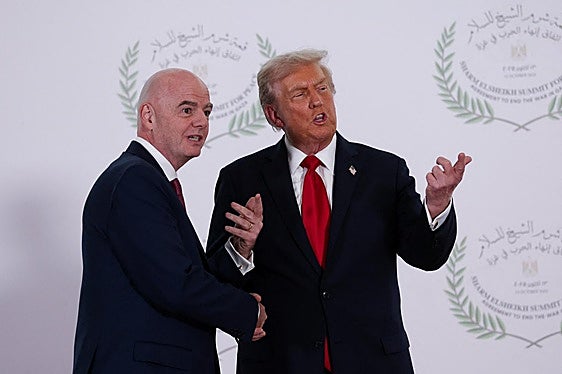 Gianni Infantino, presidente de la FIFA junto al máximo mandatario de Estados Unidos, Donald Trump.