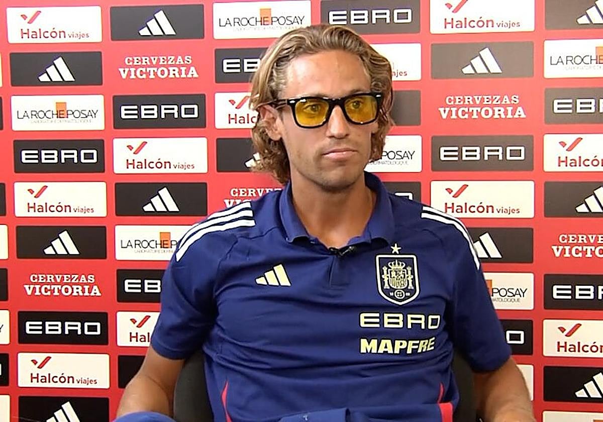 Marcos Llorente lleva las gafas con lentes amarillas durante una entrevista.