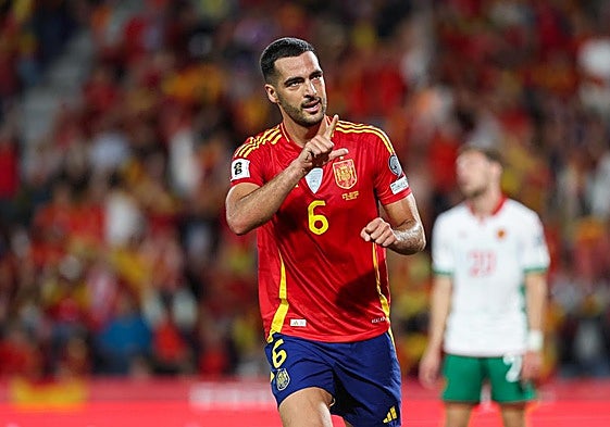 Mikel Merino celebra uno de los dos goles que marcó este martes frente a Bulgaria.