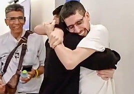 Momento en el que los dos amigos de la infancia se funden en un emotivo abrazo.