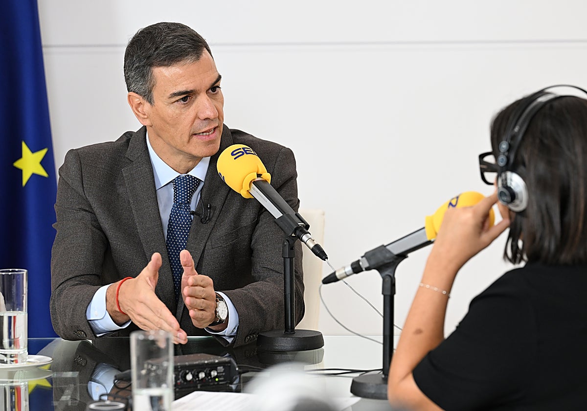 Pedro Sánchez, en un momento de su entrevista para la cadena Ser este lunes.