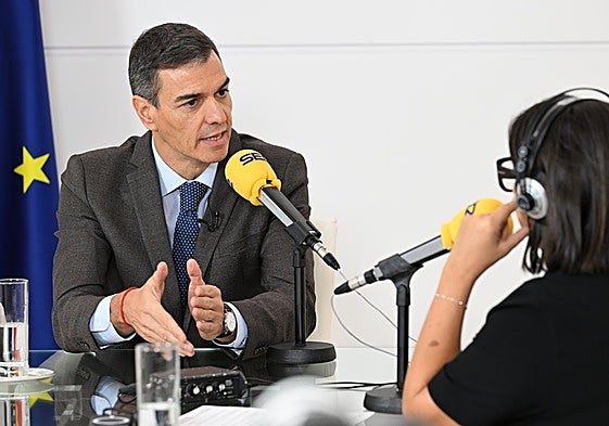 Pedro Sánchez, en un momento de su entrevista para la cadena Ser este lunes.
