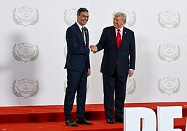 Pedro Sánchez saluda a Donald Trump en la cumbre de la paz, en Egipto, este lunes.