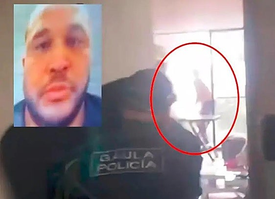 Momento en el que Rojas salta por la terraza ante la llegada de las fuerzas de seguridad.