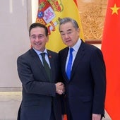 El ministro de Exteriores español, José Manuel Alabres, durante su encuentro en Hangzhou con su homólogo chino, Wang Yi.