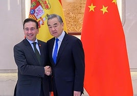 El ministro de Exteriores español, José Manuel Alabres, durante su encuentro en Hangzhou con su homólogo chino, Wang Yi.