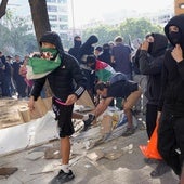 Un grupo de manifestantes corta la circulación en la Ronda Litoral en Barcelona.