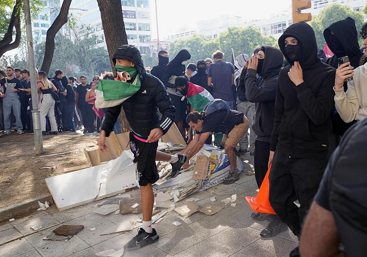 Un grupo de manifestantes atacan un establecimiento de comida rápida en Barcelona.