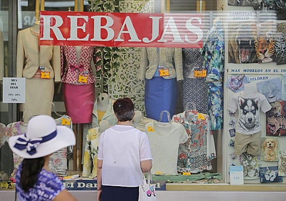 Un escaparate de una tienda de ropa.