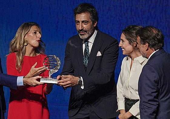 Juan del Val, este miércoles por la noche en Barcelona recibiendo el Premio Planeta de novela de manos de la vicepresidenta segunda, Yolanda Díaz.