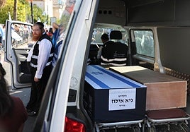 Imagen de los dos féretros con cadáveres de rehenes israelíes entregados este miércoles por Hamás.