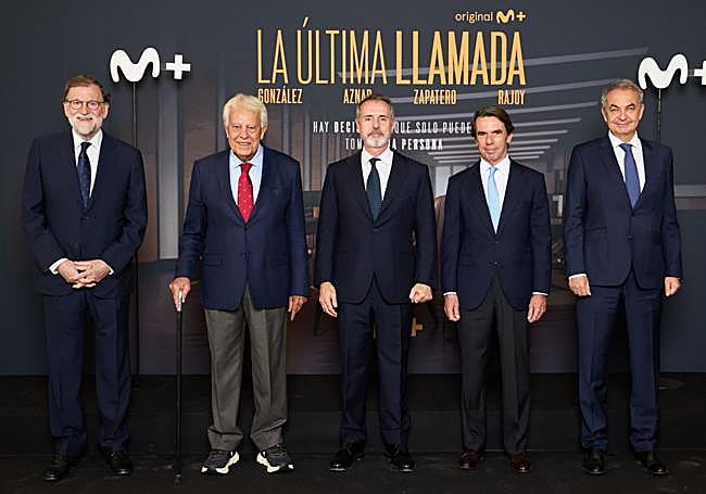 Los expresidentes Mariano Rajoy, Felipe González, José María Aznar y José Luis Rodríguez Zapatero, junto al presidente de Telefónica, Marc Murtra, en el centro, durante la puesta de largo de la serie documental.