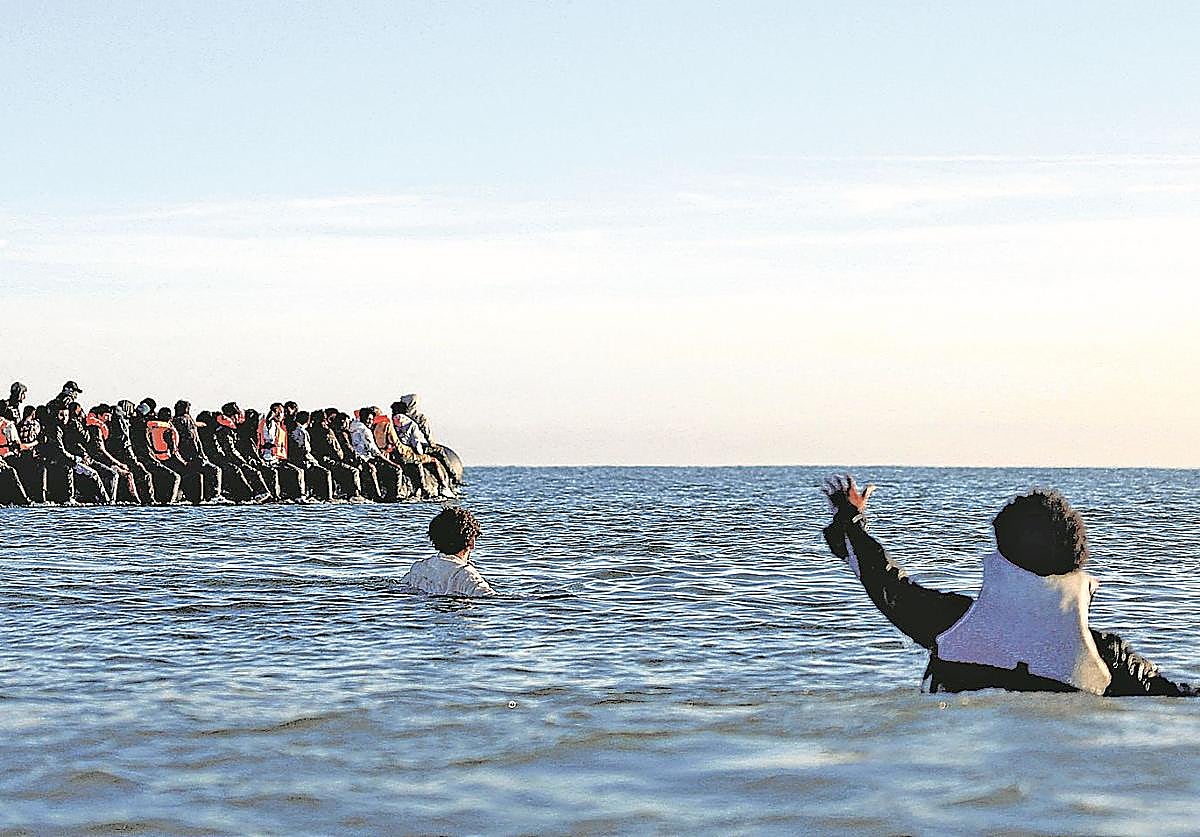 Migrantes tratando de cruzar el Canal de la Mancha de camino al Reino Unido.