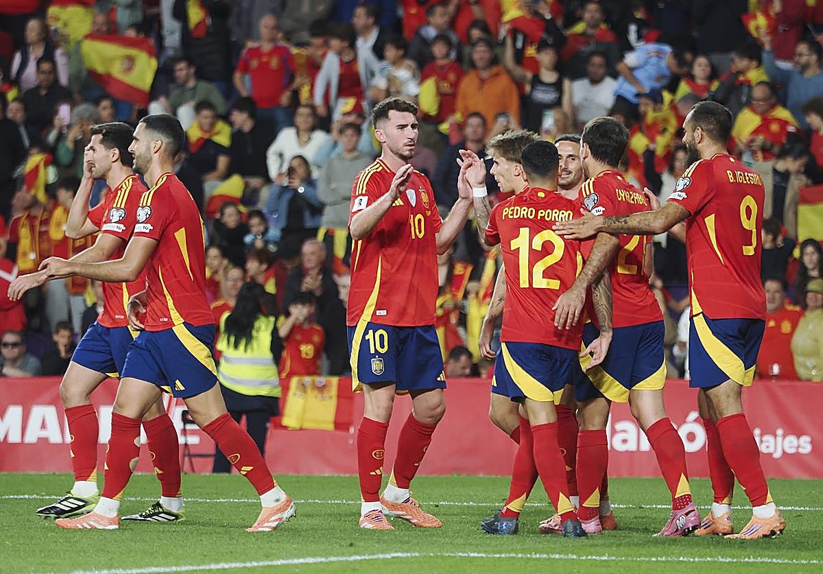 Los jugadores de España celebran uno de los goles a Bulgaria.
