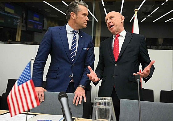El secretario de la Guerra estadounidense, Pete Hegseth, y el titular de Defensa británico, John Healey.