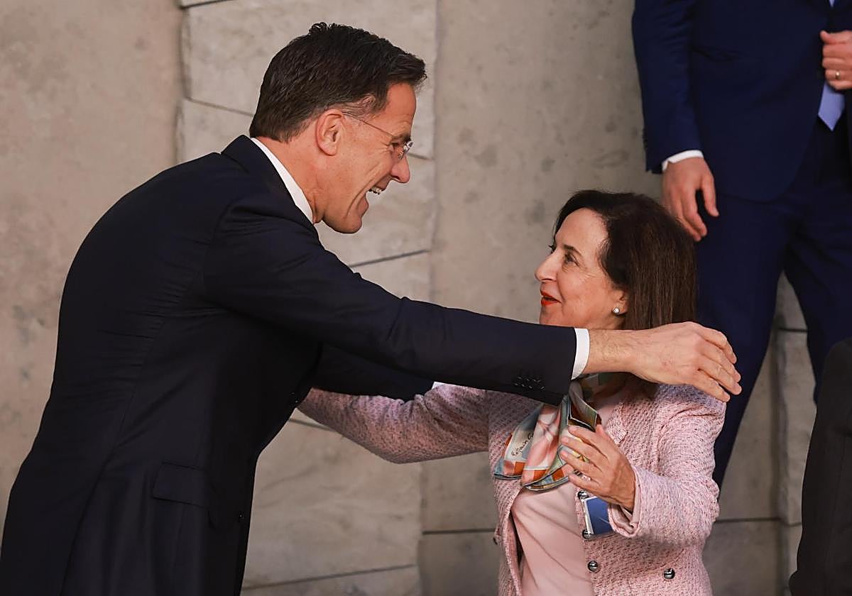 Mark Rutte y Margarita Robles se saludan efusivamente antes del comienzo de la reunión de ministros de Defensa de la OTAN en Bruselas.
