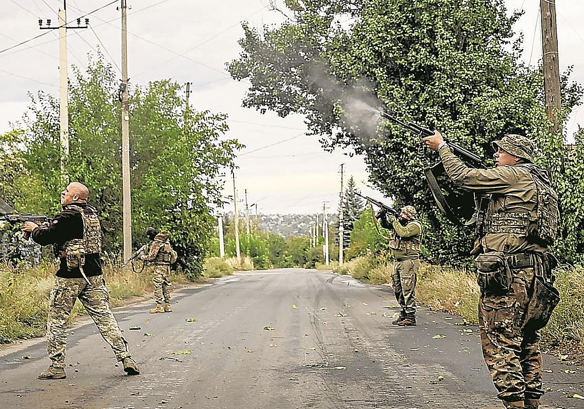 Soldados ucranianos disparan contra drones rusos en la región de Donetsk.