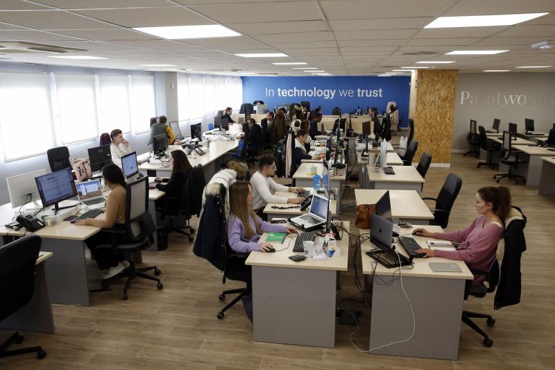 Los españoles señalan que ahorran casi tres horas al día en el trabajo gracias a la IA