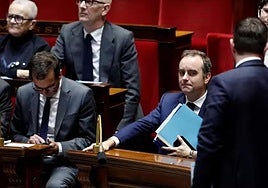 Sébastien Lecornu, en su escaño de la Asamblea durante el debate.