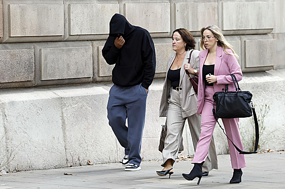 Uno de los acusados llega a la Audiencia de Barcelona