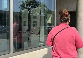 La madre de los niños retenidos en Argelia por su padre, tras declarar en el juzgado de guardia de Valencia.