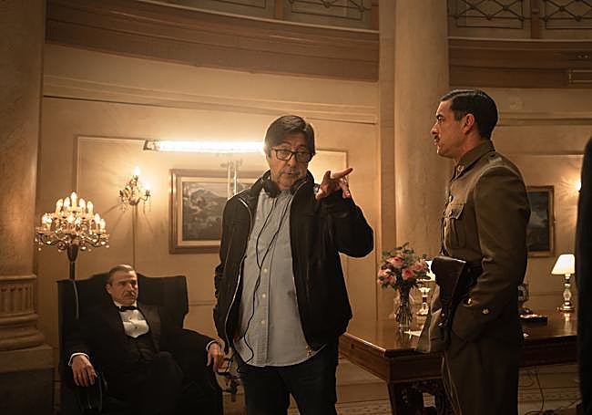 Alberto San Juan, Manuel Gómez Pereira y Mario Casas durante el rodaje de 'La cena'