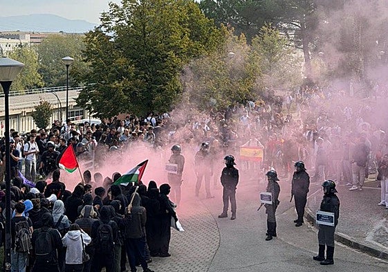 Imagen publicada por S'ha Acabat! antes del enfrentamiento directo entre los encapuchados y la policía.
