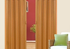 Ahorra espacio en interiores de forma sencilla con esta puerta plegable de PVC