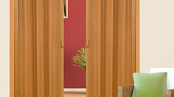 Ahorra espacio en interiores de forma sencilla con esta puerta plegable de PVC