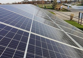 Paneles solares sobre el ayuntamiento de Manzanal de Arriba (Zamora)