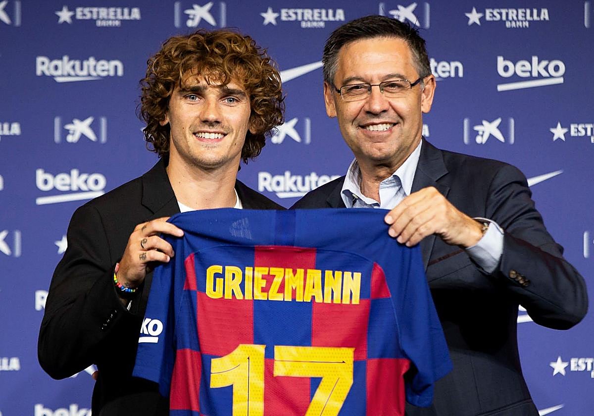 Antoine Griezmann y Josep Maria Bartomeu, el día de la presentación del futbolista francés con el Barça.