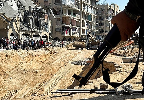 Hamás busca bajo los escombros los cuerpos de varios rehenes en Khan Younis.