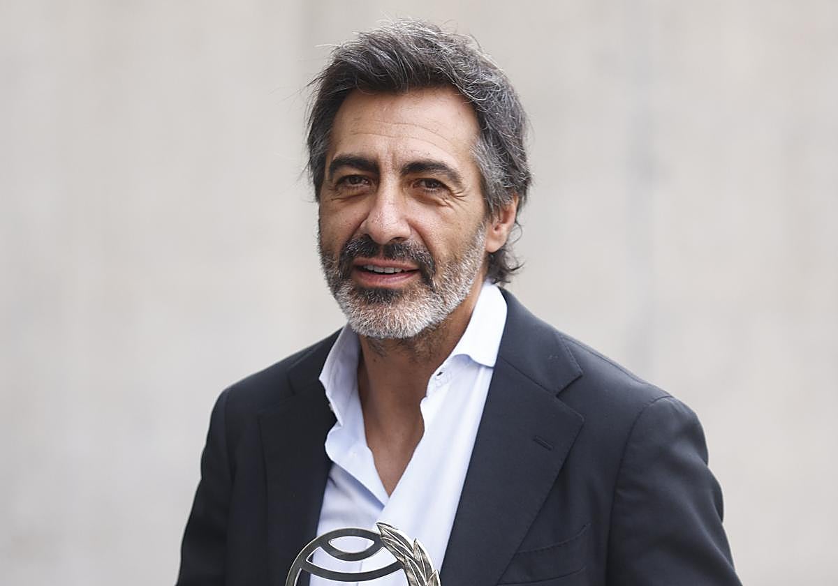 Juan de Val posa con premio tras la ceremonia celebrada en Barcelona.