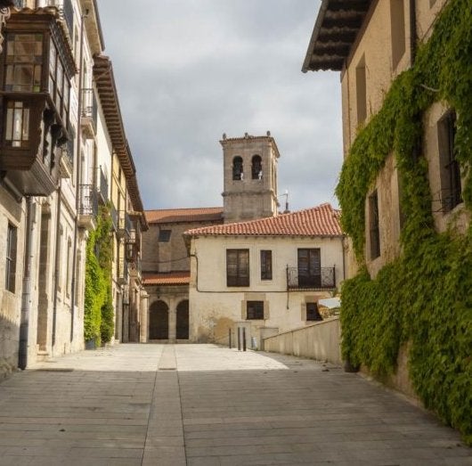 Este es el pueblo histórico que Carlos V visitó en siglo XVI y que 500 años después sigue celebrando su llegada: te contamos cuándo