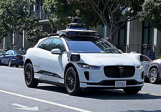 Un Jaguar de la flota de Waymo en San Francisco