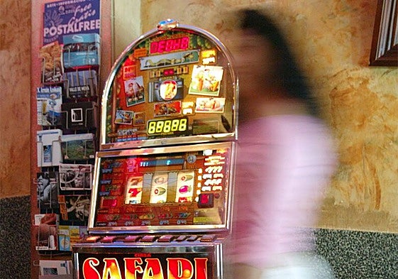 Maquina tragaperras en un bar de Basauri.