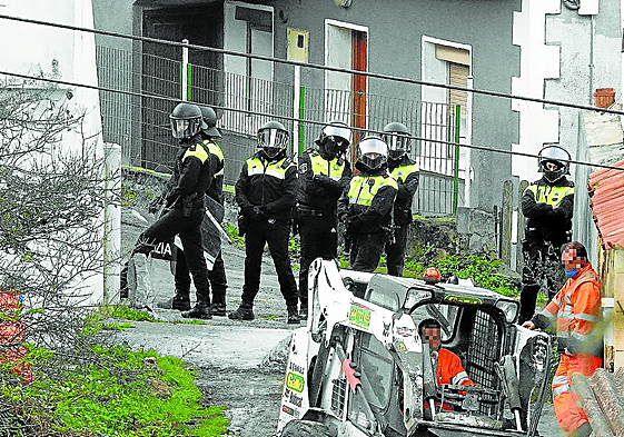 Retenía a su madre de 84 años en un caserío de Bilbao entre basura y gatos muertos