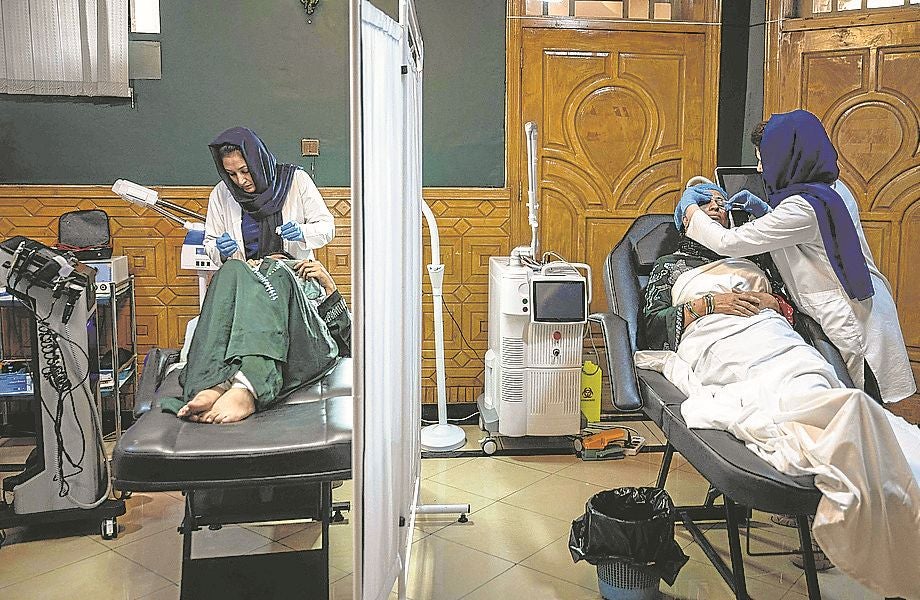 Sólo personal femenino atiende a las mujeres.