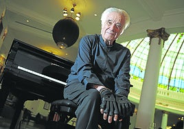 El pianista y director de orquesta João Carlos Martins, con sus guantes biónicos en el hotel Palace de Madrid.