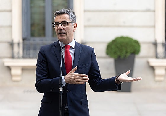 El ministro de Justicia, Félix Bolaños, este viernes en el patio del Congreso